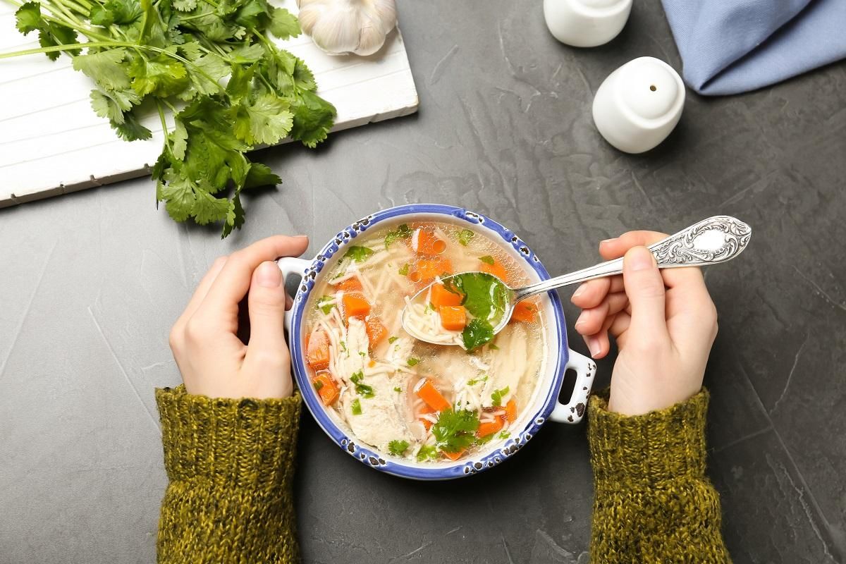 Смачний спосіб зігрітися: 3 рецепти супів із курки, які сподобаються всій родині - Новини Смачно