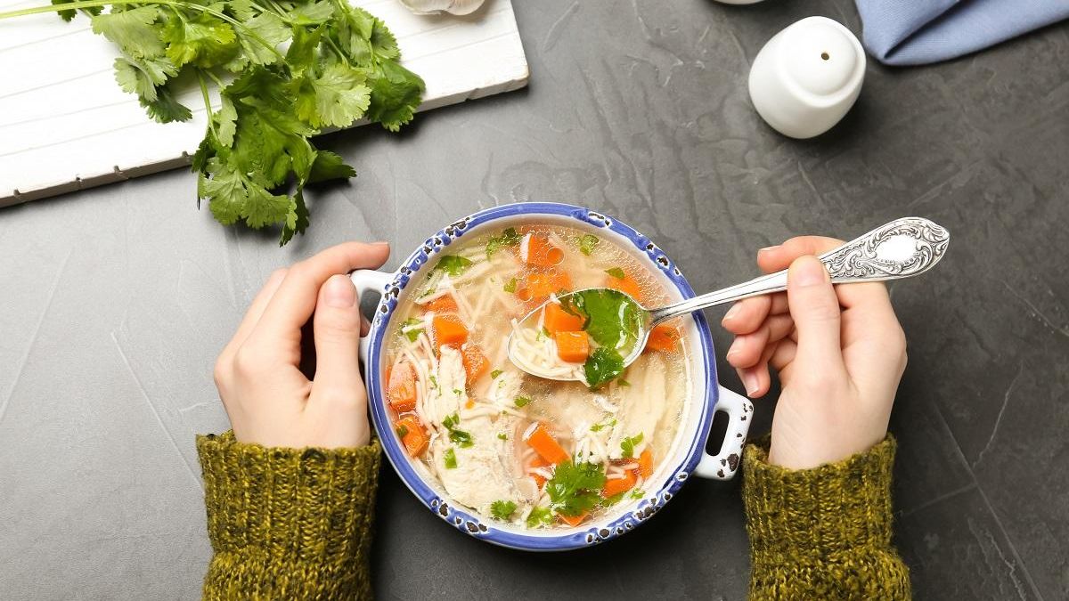 Вкусный способ согреться: 3 рецепта супов из курицы, которые понравятся всей семье