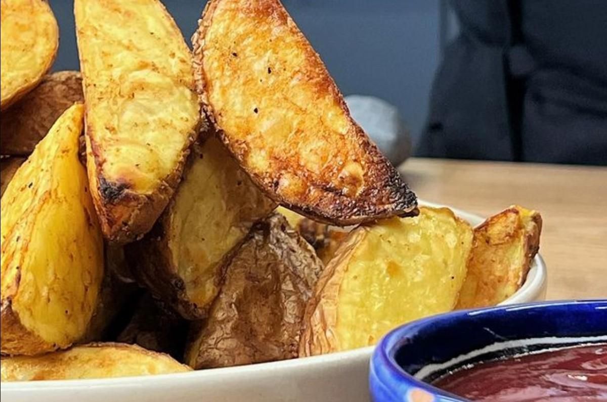 Как правильно запечь картофель кусочками в духовке: советы от шеф-повара Как правильно запечь картофель кусочками в духовке: советы от шеф-повара