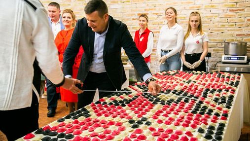 Новий рекорд України: у Львові зробили найбільший рушник з вареників