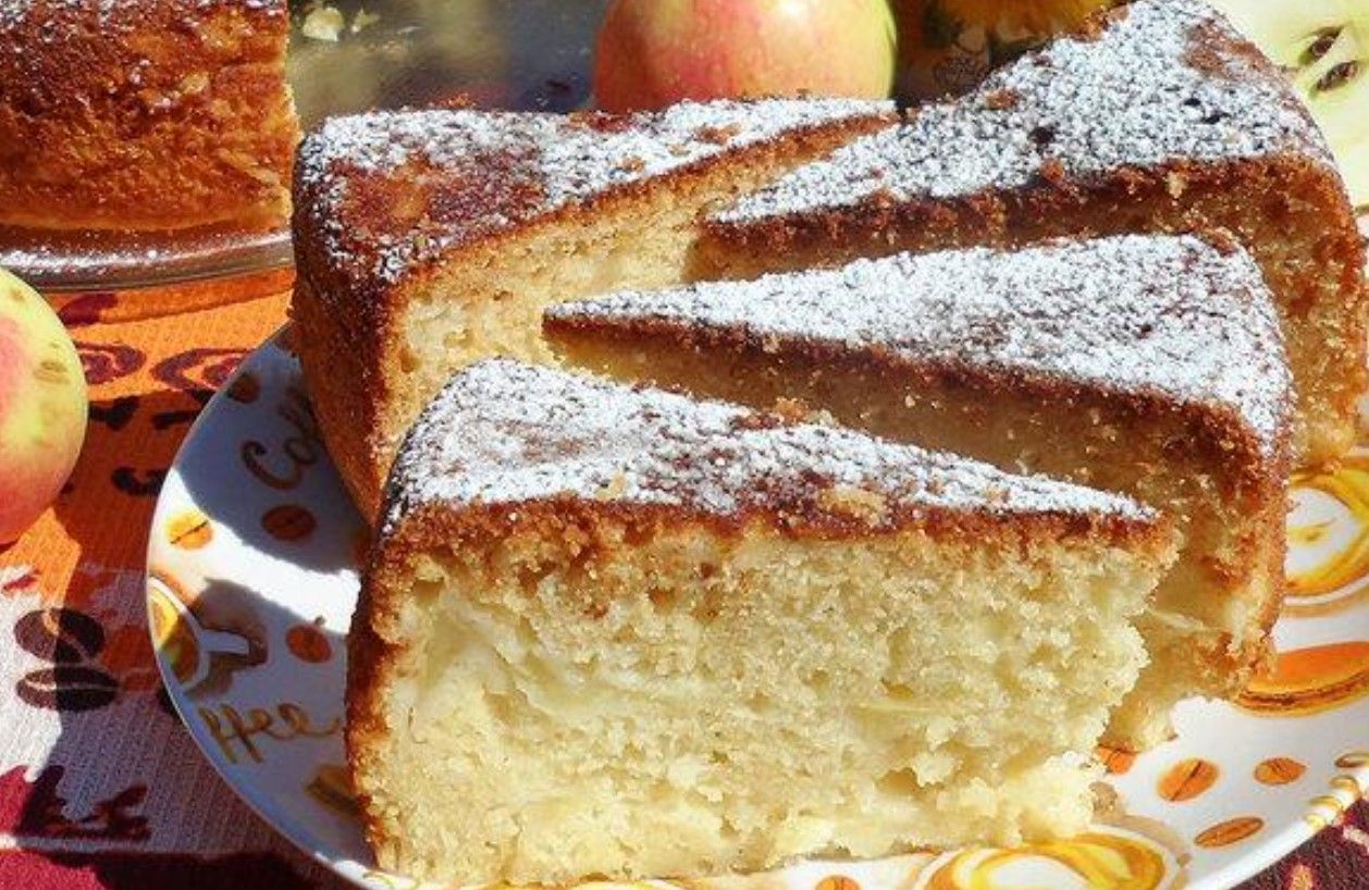 Бюджетный манник на кефире: рецепт с яблоками Бюджетный манник на кефире: рецепт с яблоками