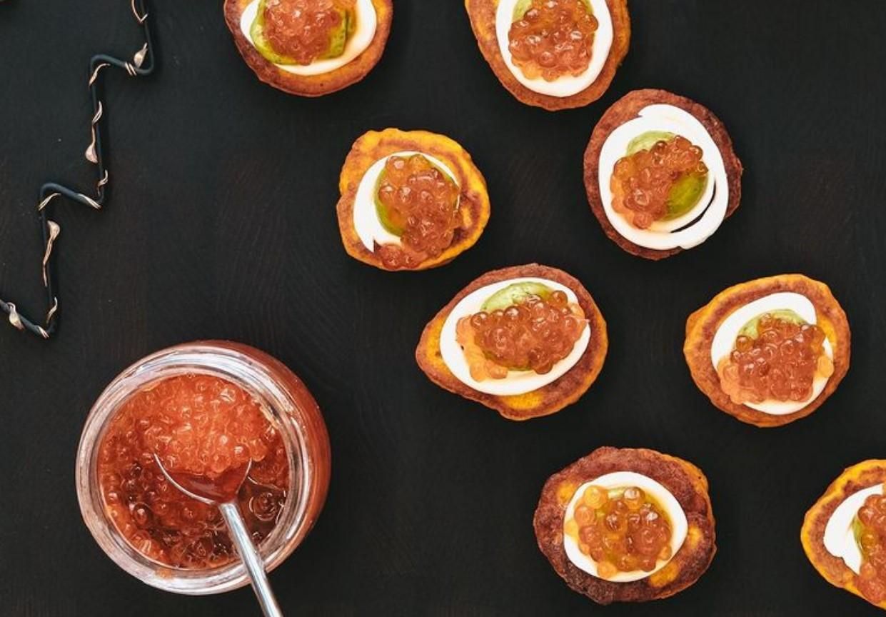 Оладки з гарбуза з крем сиром, кремом авокадо та ікрою: ідеальна закуска до святкового столу - Новини Смачно Оладки з гарбуза з крем сиром, кремом авокадо та ікрою: ідеальна закуска до святкового столу - Новини Смачно