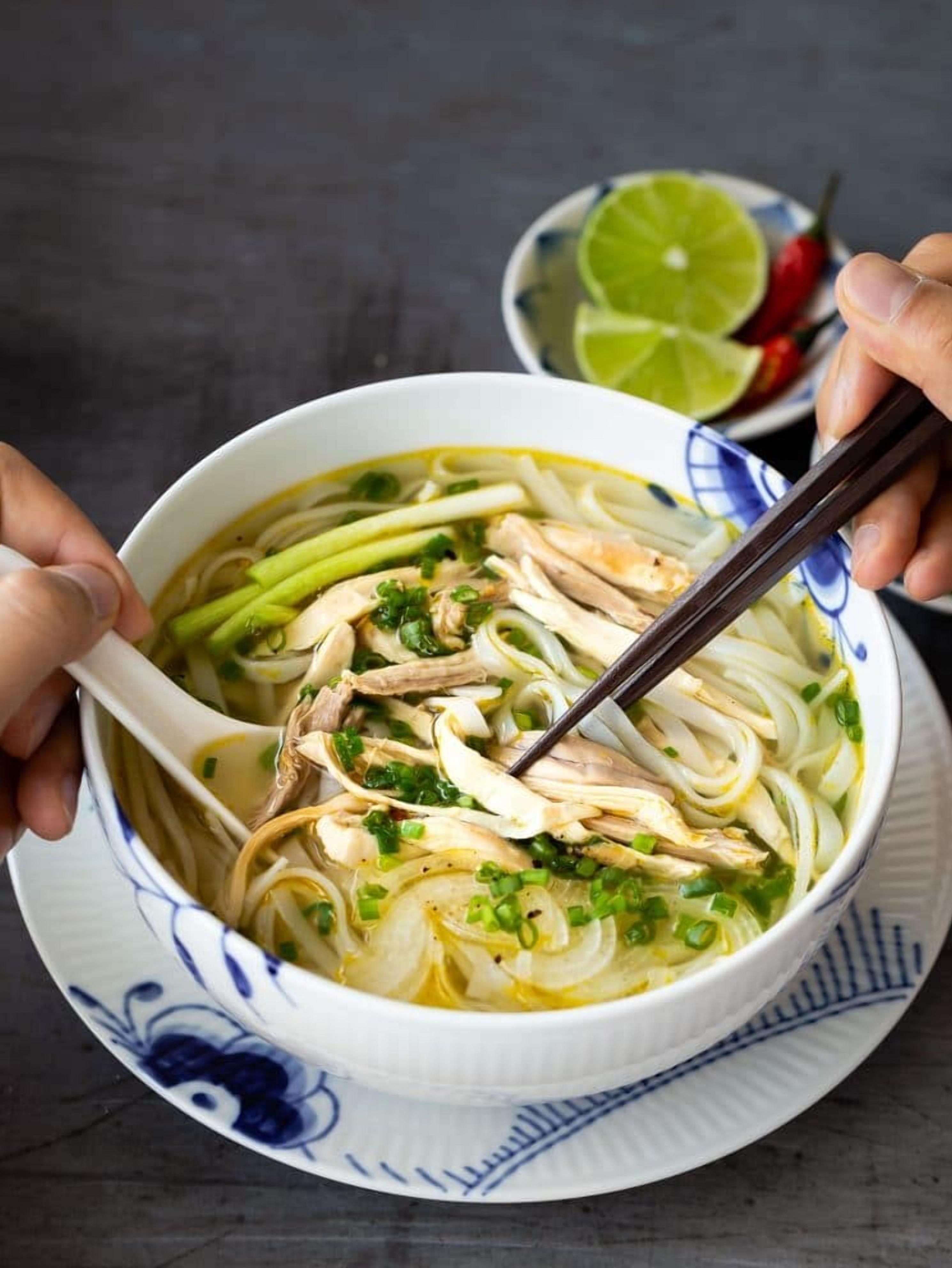 Изюминка зимнего стола: рецепт душистого вьетнамского супа Фо Бо с курицей - Новости Вкусно