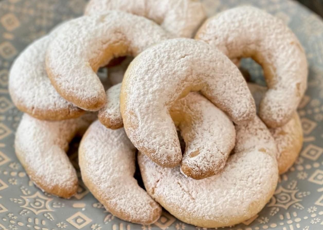 Ароматные рогалики с ореховой начинкой: рецепт от кондитера Ароматные рогалики с ореховой начинкой: рецепт от кондитера