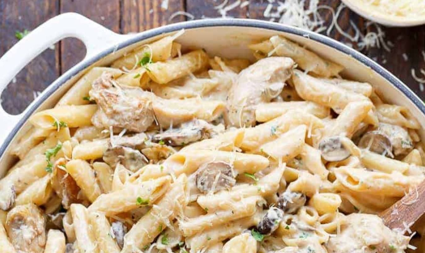 Сливочное удовольствие: готовим курочку с грибами и макаронами в одной кастрюле Сливочное удовольствие: готовим курочку с грибами и макаронами в одной кастрюле