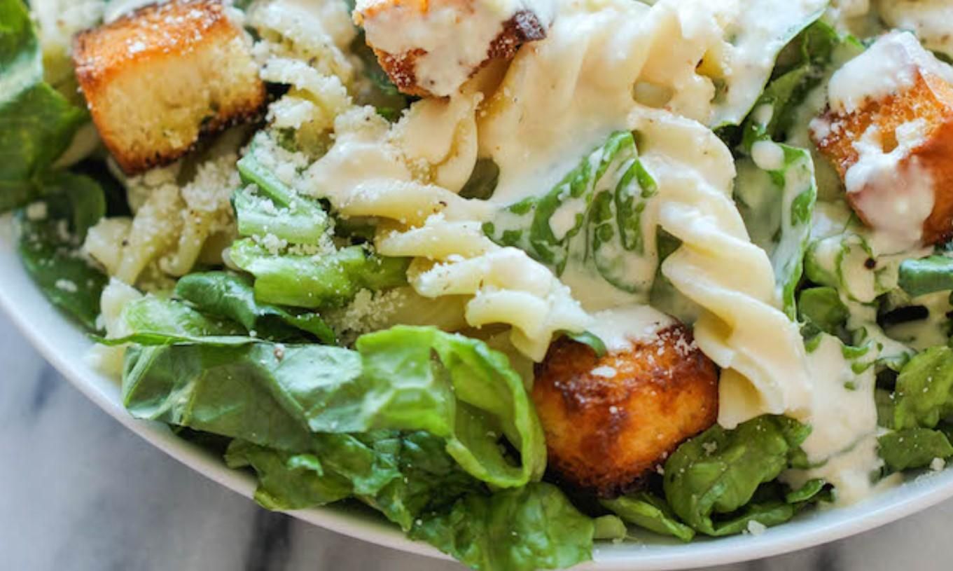 Салат Цезарь из макарон фузилли Салат Цезарь из макарон фузилли