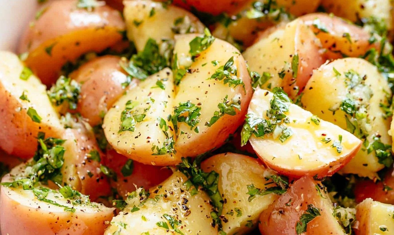 Салат з рожевої картоплі: рецепт з часниковою заправкою