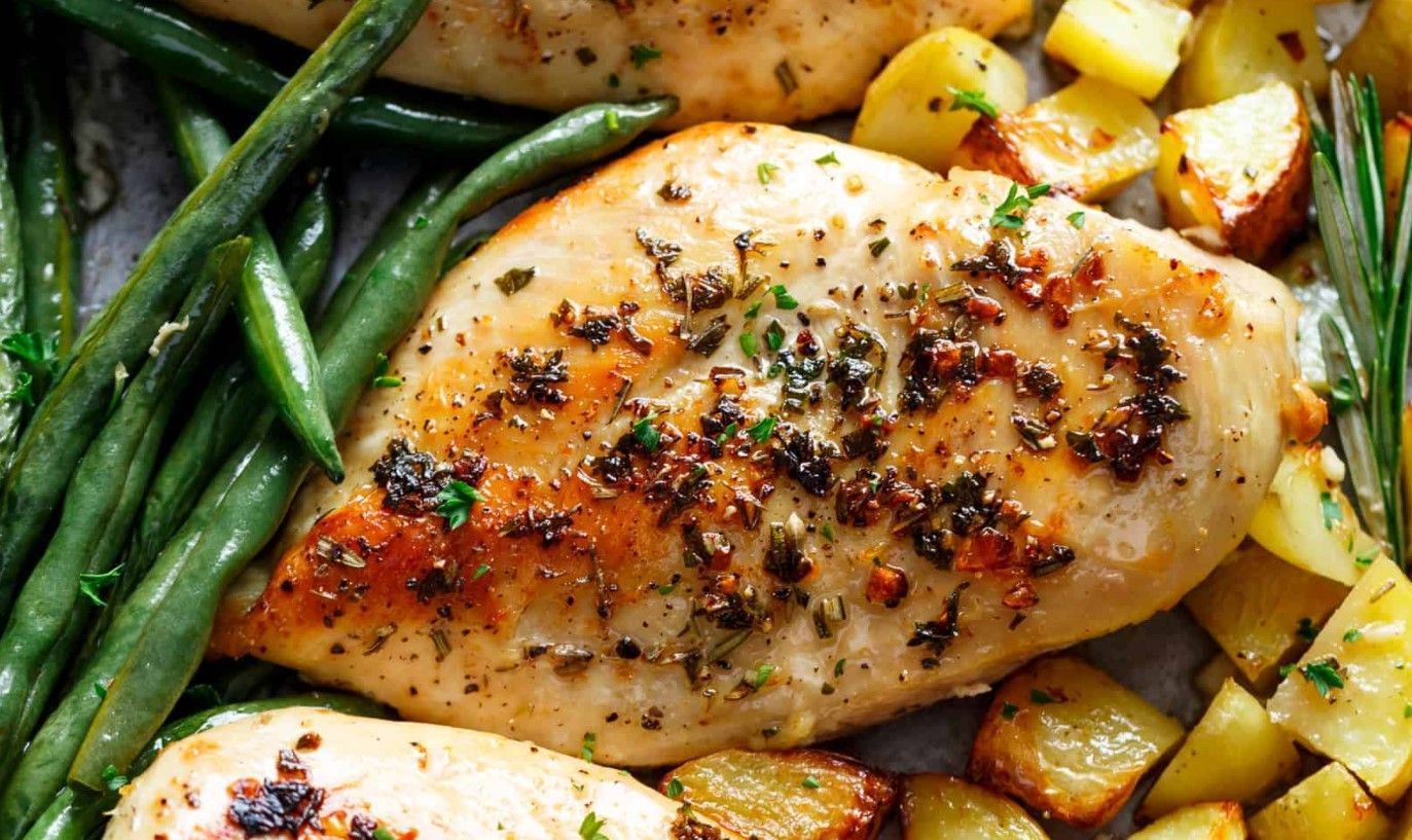 Вечеря за 30 хвилин: рецепт з куркою, картоплею та зеленою квасолею Вечеря за 30 хвилин: рецепт з куркою, картоплею та зеленою квасолею