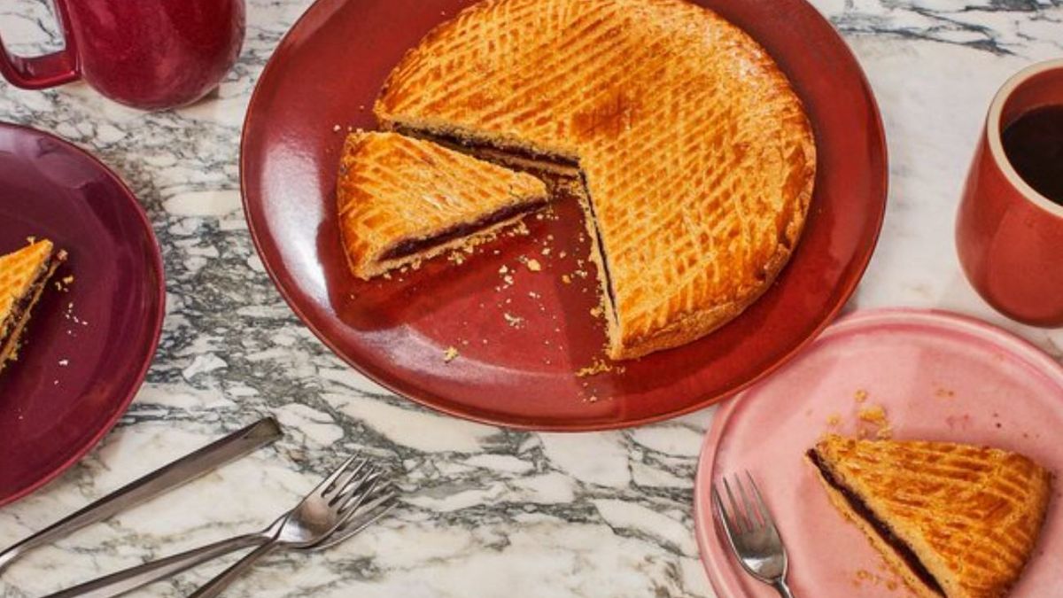 Баскський пиріг з консервованими вишнями та заварним кремом: рецепт кондитерки - Новини Смачно