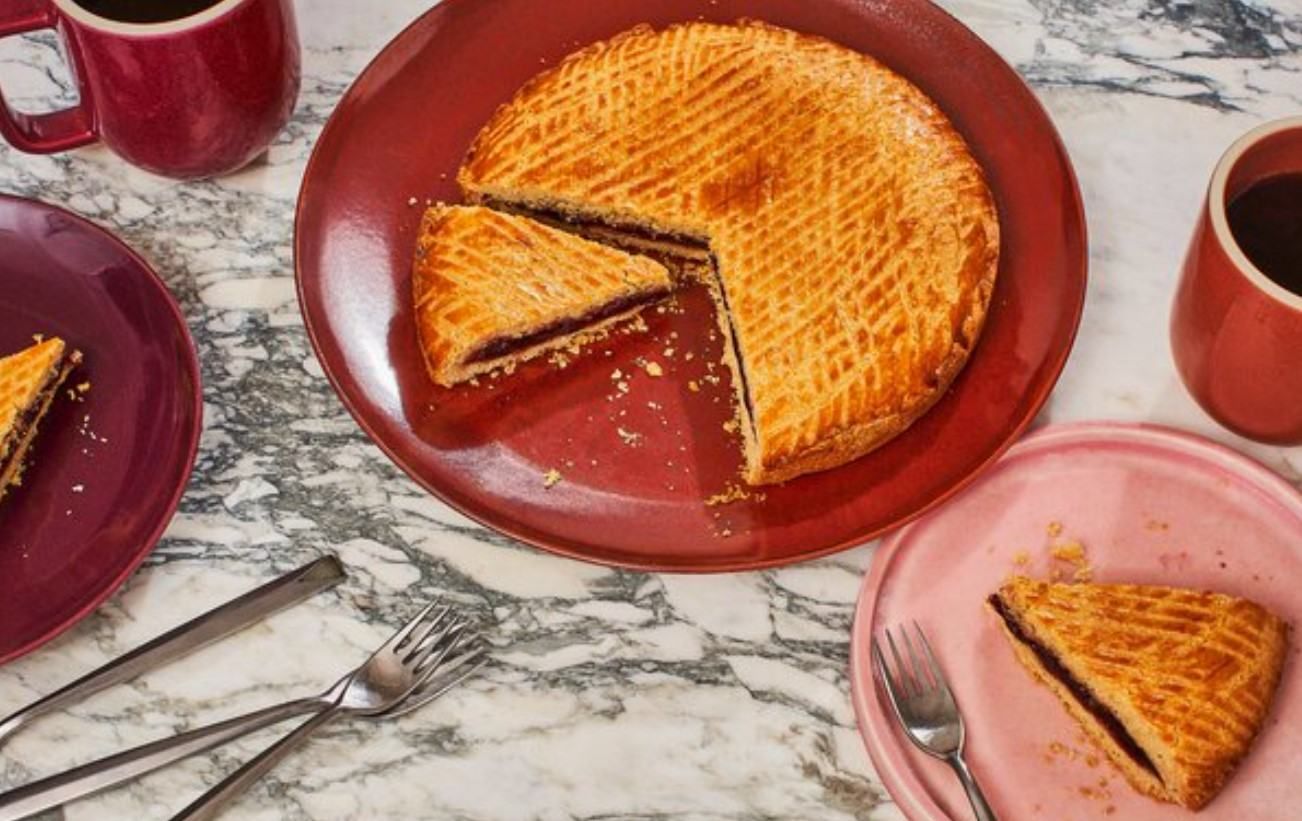 Баскський пиріг з консервованими вишнями та заварним кремом: рецепт кондитерки - Новини Смачно Баскський пиріг з консервованими вишнями та заварним кремом: рецепт кондитерки - Новини Смачно