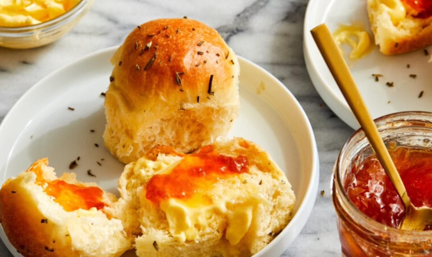 Рецепт булочек с розмарином и сыром: идеальный завтрак для всей семьи