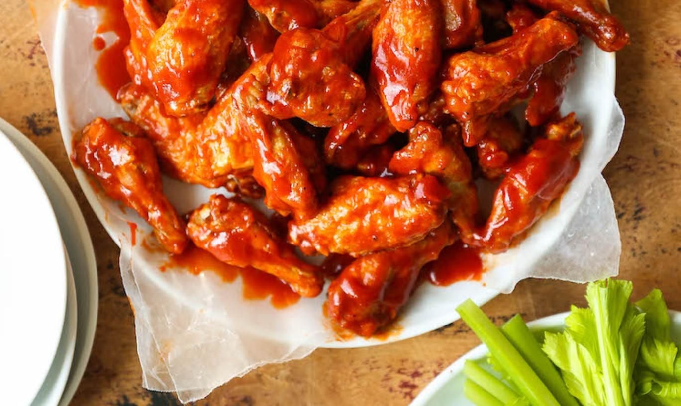 Крильця "Бафало" із соусом ранч: рецепт Крильця "Бафало" із соусом ранч: рецепт