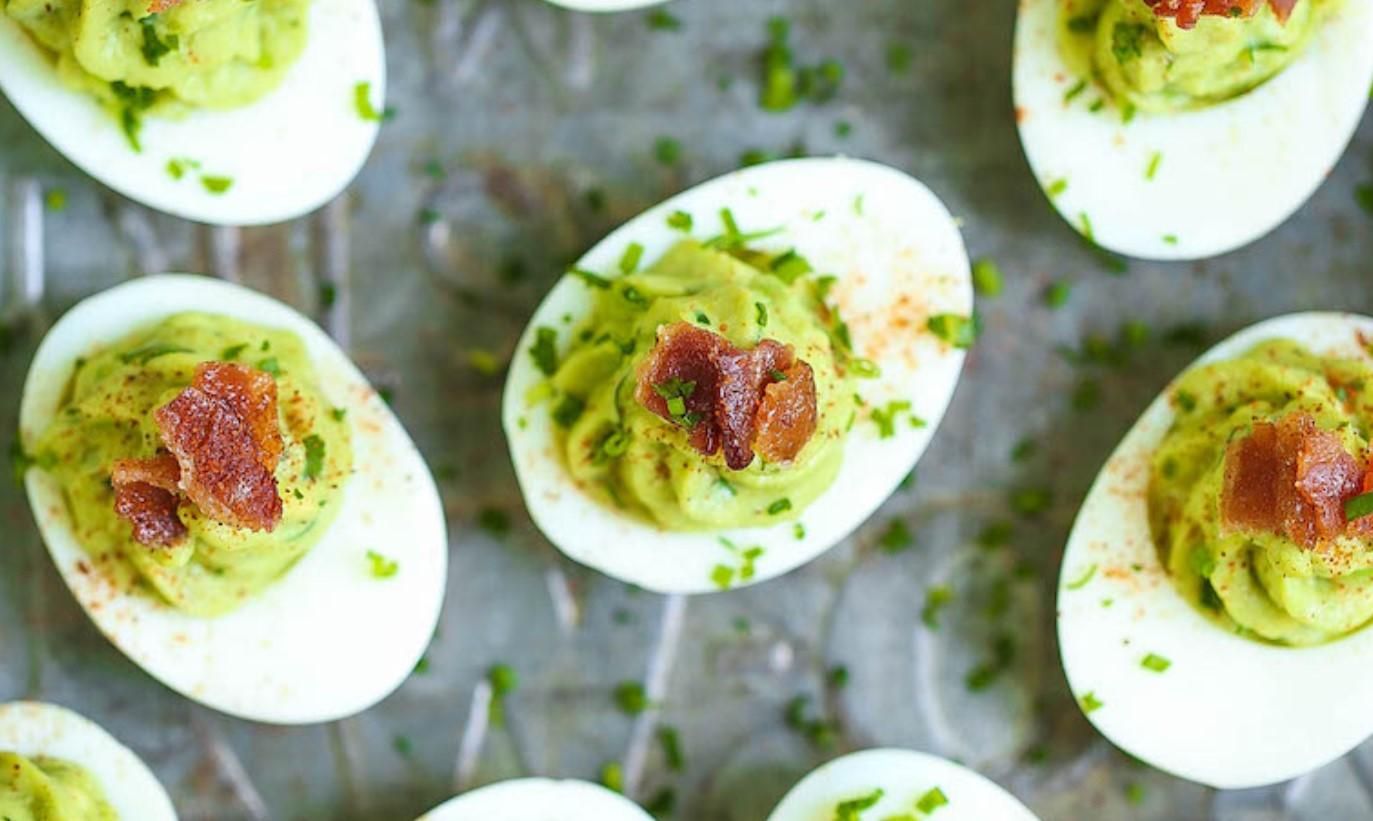 Яйця з авокадо та беконом: рецепт Яйця з авокадо та беконом: рецепт