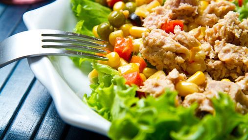 Вітамінний салат із тунцем: уже за 15 хвилин кличте всіх за стіл