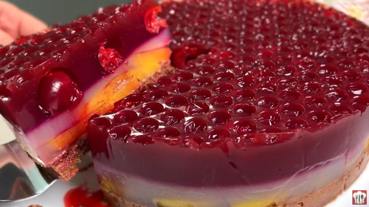 Желейний торт із вишнями та персиками: рецепт без випікання