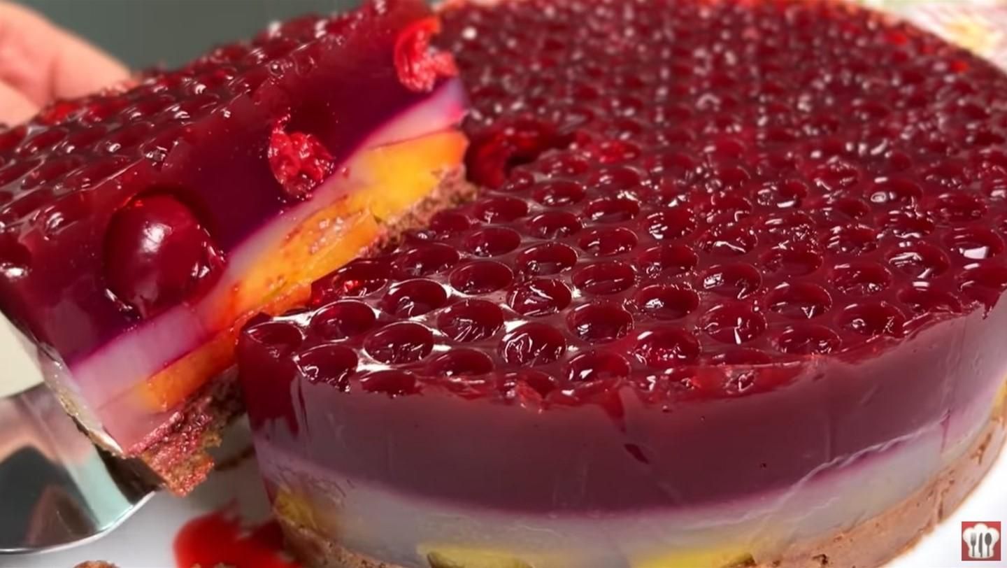 Желейний торт із вишнями та персиками: рецепт без випікання