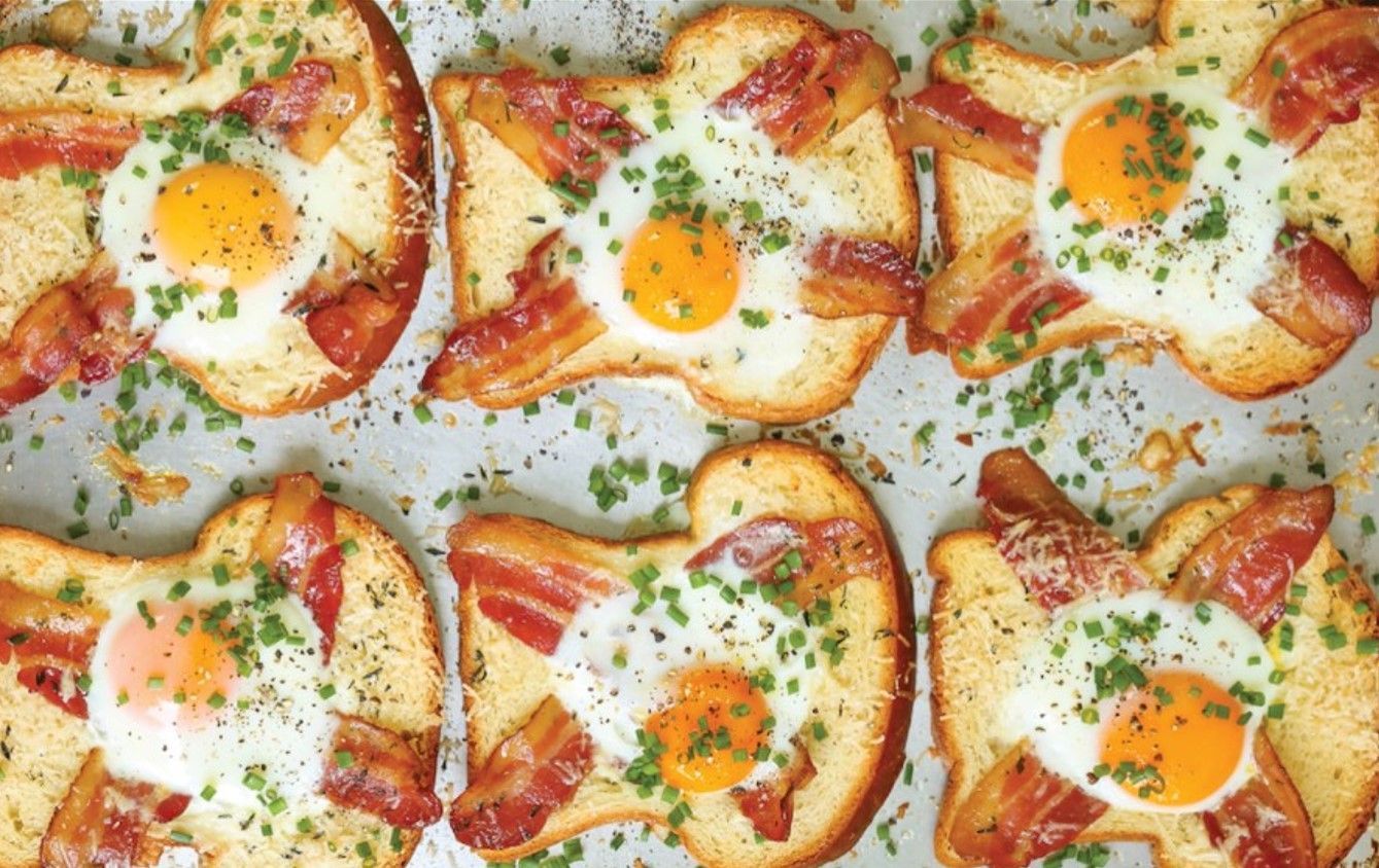 Яєчня з беконом, запечена на хлібі: рецепт Яєчня з беконом, запечена на хлібі: рецепт