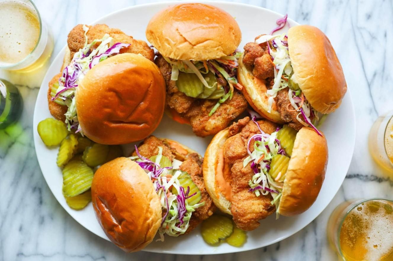 Острые куриные бургеры с соусом шрирача: рецепт Острые куриные бургеры с соусом шрирача: рецепт