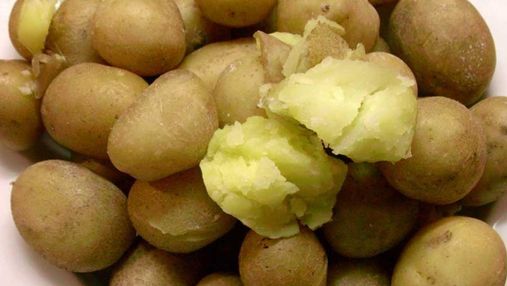 Просто готуються, довго не псуються: картопля в лушпинні та тушкована квашена капуста