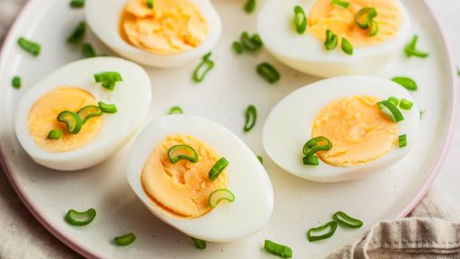 Якщо залишились варені яйця: готуємо салат і фаршировані "човники"