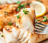 На плиті або в духовці: прості страви з білої риби