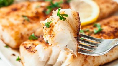 На плите или в духовке: простые блюда из белой рыбы