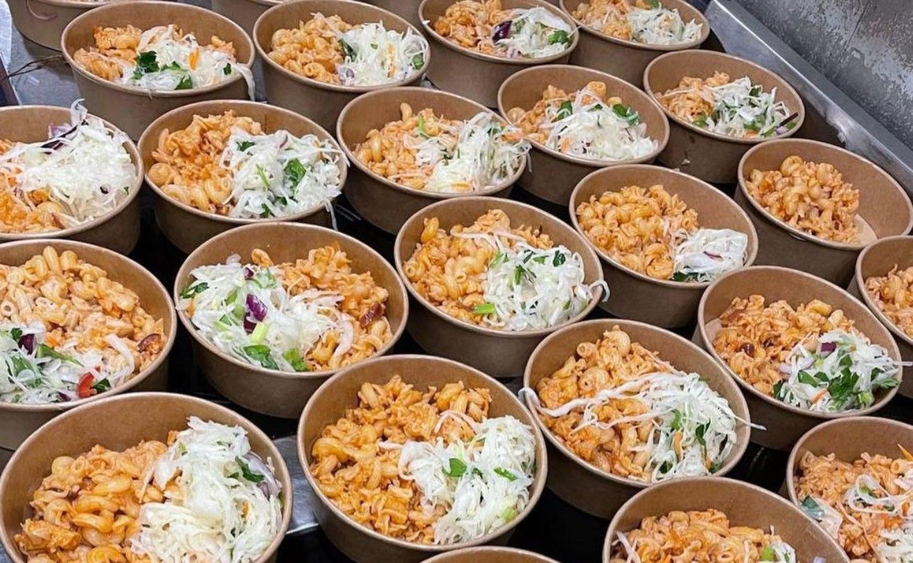 Чем кормит украинских защитников Эктор Хименес-Браво Чем кормит украинских защитников Эктор Хименес-Браво