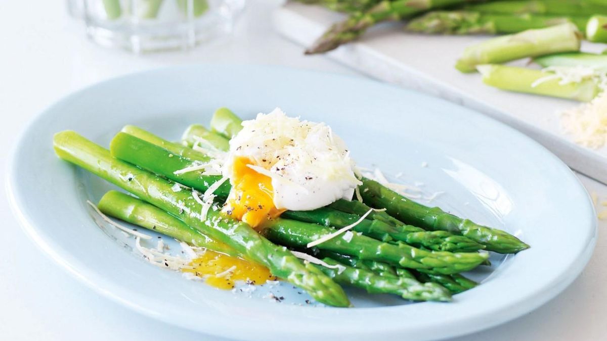 Спаржа с яйцом-пашот – рецепт, как приготовить сытный завтрак