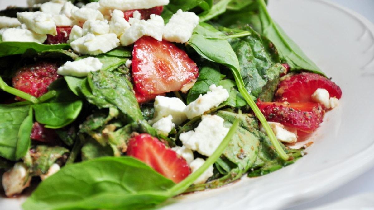 Салат з полуниці та шпинату – рецепт легкогї страви