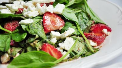 На обід чи вечерю: рецепт легкого салату з полуниці та шпинату