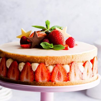 Клубничный торт Фризье: изысканный десерт с бисквитом