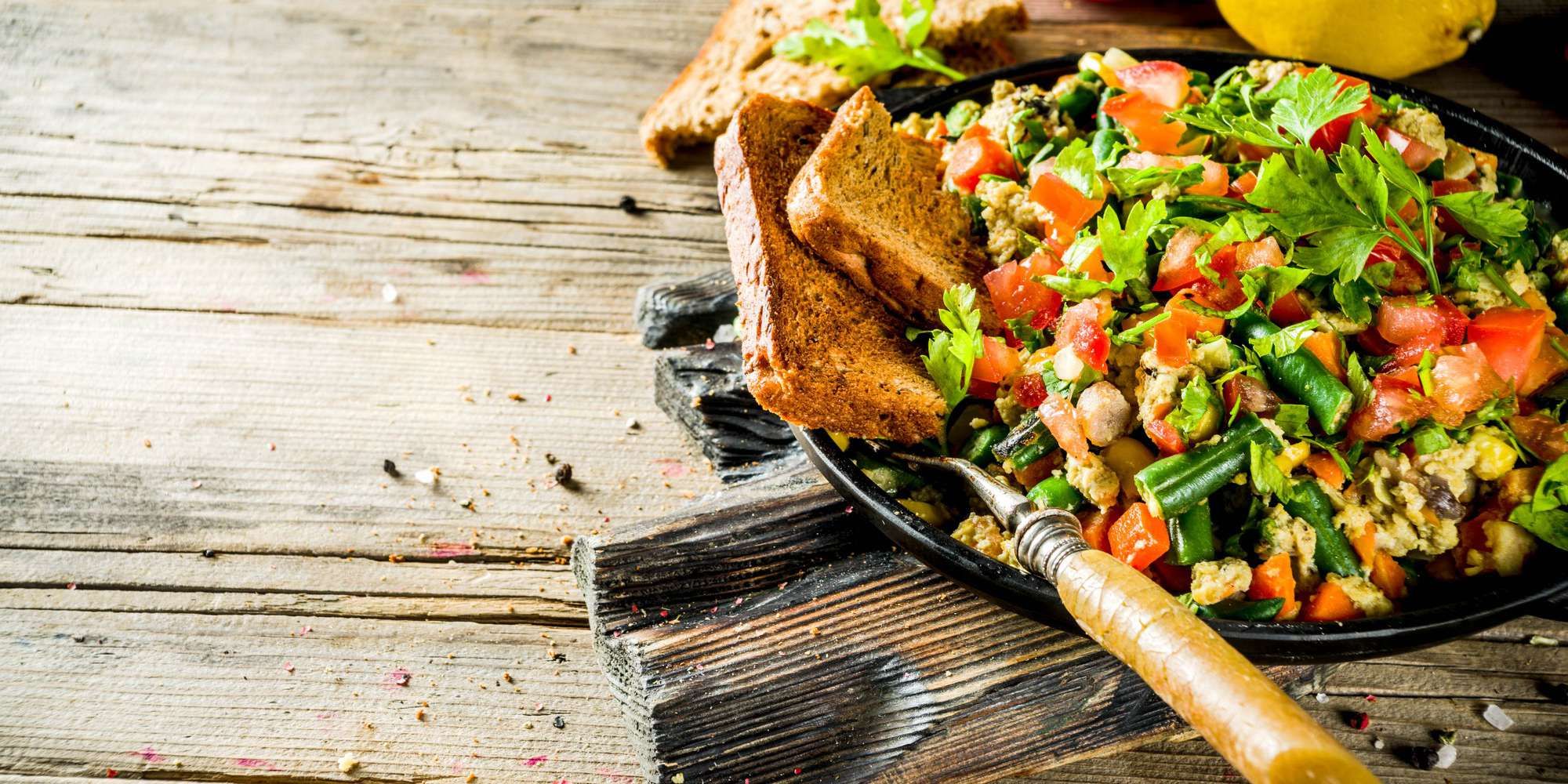 Яєчний скрембл з овочами та хлібі – рецепт від Ярославського Яєчний скрембл з овочами та хлібі – рецепт від Ярославського