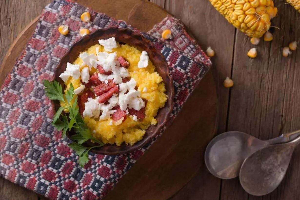 Банош со шкварками и брынзой – рецепт от шеф-повара Банош со шкварками и брынзой – рецепт от шеф-повара