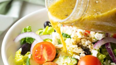 Что добавить в салат, чтобы было полезно и вкусно: варианты заправок