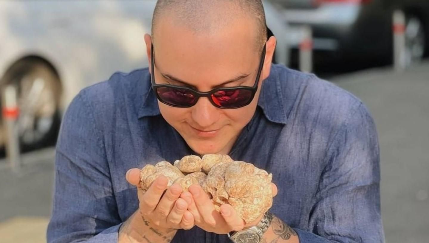 Элитный трюфель из окопа  Сергей Денисов продаст находку бойцов ВСУ на аукционе - Новости Вкусно Элитный трюфель из окопа  Сергей Денисов продаст находку бойцов ВСУ на аукционе - Новости Вкусно