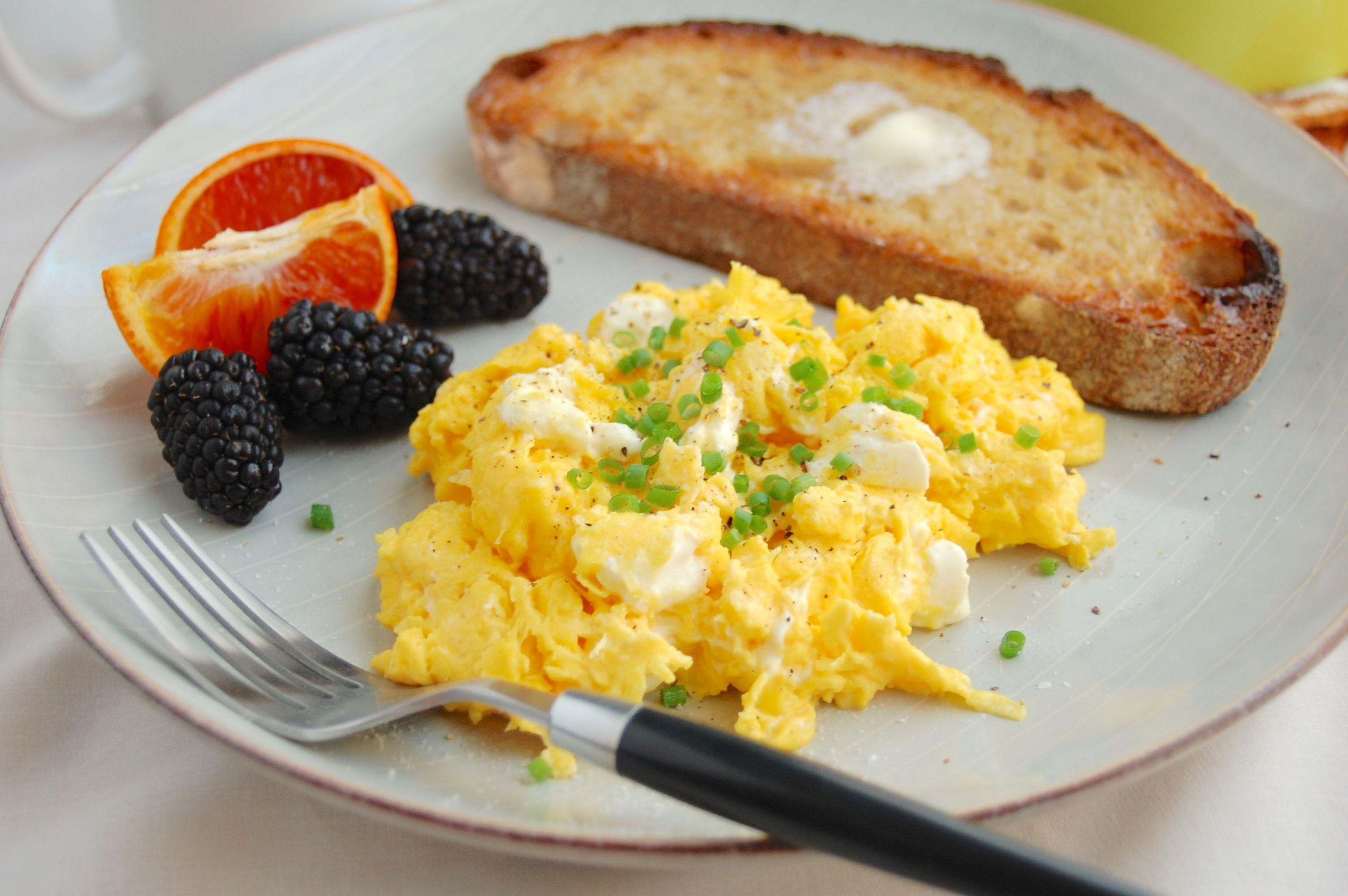 Завтрак из яиц  готовим сливочный скрамбл по рецепту Николая Люлька - Новости Вкусно