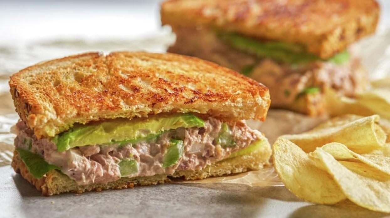 Сэндвич с тунцом  рецепт быстрого завтрака от Эктора - Новости Вкусно