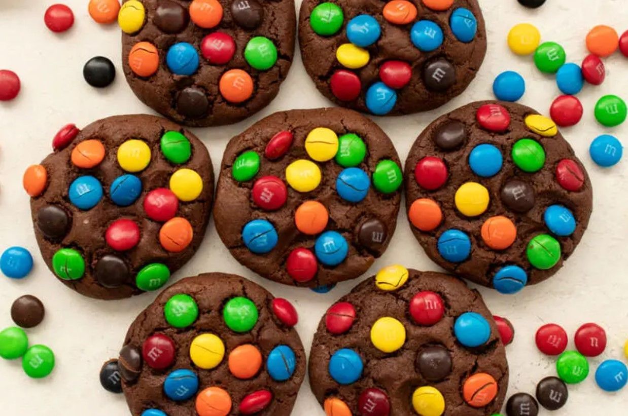 Детям в удовольствие  рецепт шоколадного печенья из M&M's - Новости Вкусно