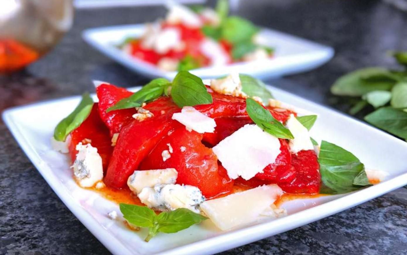 Проста сезонна закуска до столу готуємо запечені перці з сиром - Новини Смачно Проста сезонна закуска до столу готуємо запечені перці з сиром - Новини Смачно