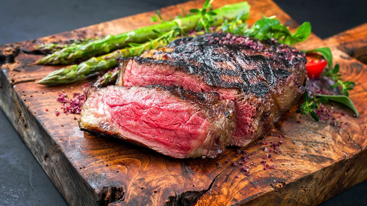 Чи можна їсти м'ясо "з кров'ю": розвіюємо поширені міфи