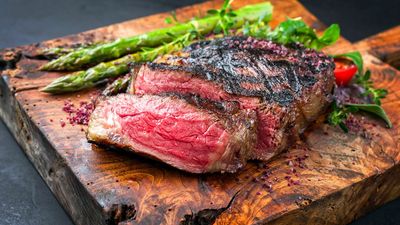 Чи можна їсти м'ясо "з кров'ю": розвіюємо поширені міфи