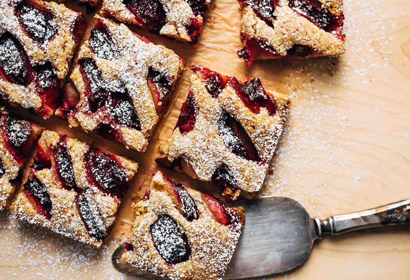 Шарлотка зі сливами: рецепт в духовці Шарлотка зі сливами: рецепт в духовці