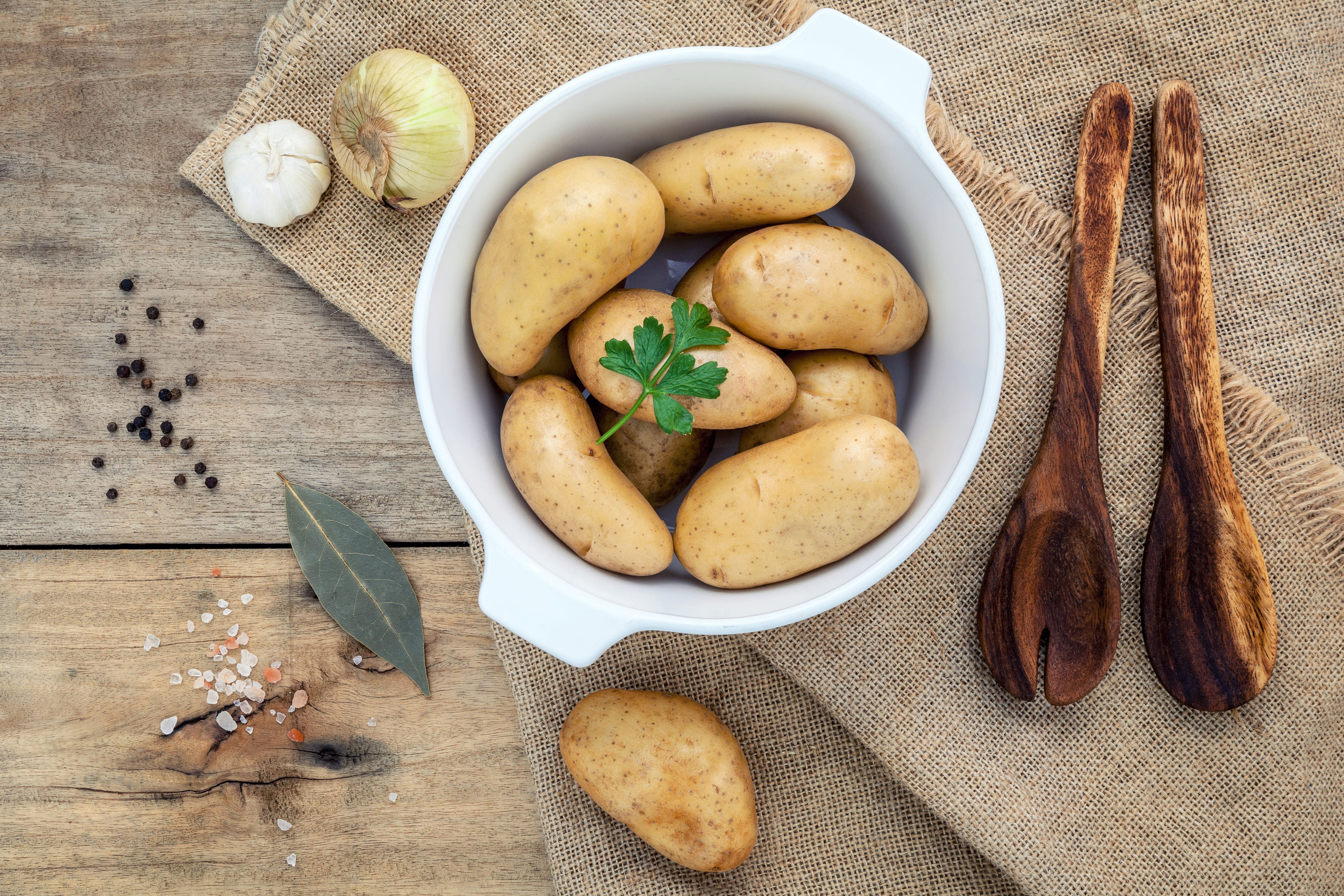 Как легко очистить молодой картофель: советы