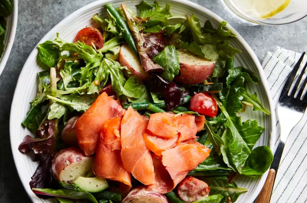 Салат со слабосоленым лососем: рецепт Салат со слабосоленым лососем: рецепт