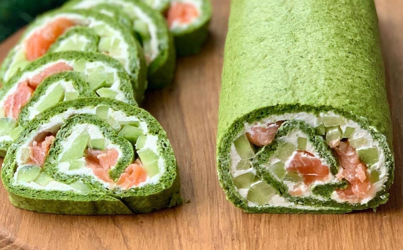 Шпинатный рулет с красной рыбой и огурцом Шпинатный рулет с красной рыбой и огурцом