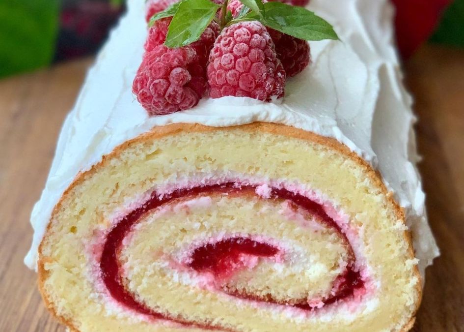 Рулет с фисташковым кремом. Рецепт рулета с крем чизом. Рецепт рулета с крем чизом. Украшение рулета бисквитного. Рулет с кремом чиз.