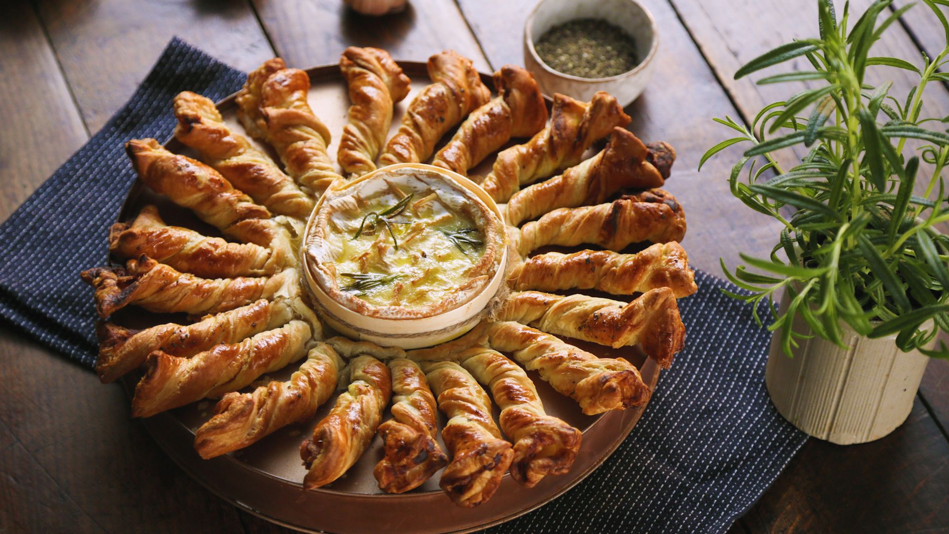 Камамбер в листковому тісті Камамбер в листковому тісті