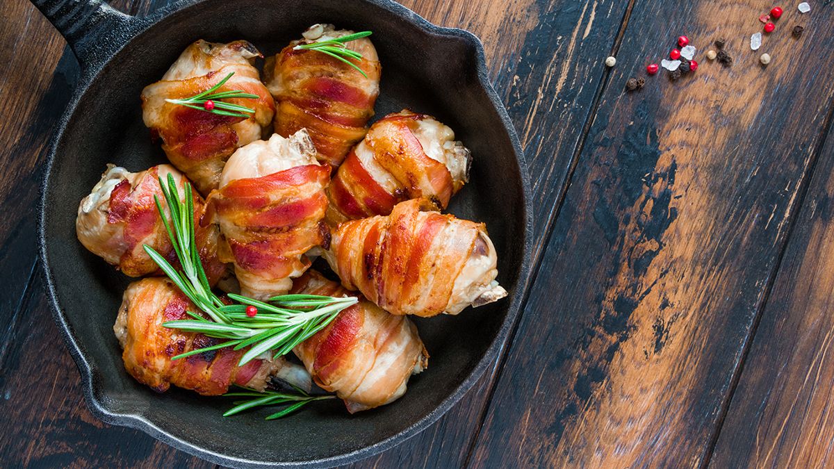 Рецепт куриных голеней в беконе, которые идеально подойдут для застолья с семьей или друзьями - Новости Вкусно