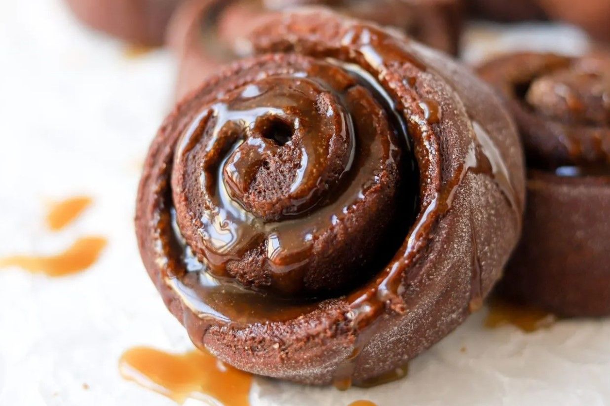 Шоколадные синабоны с карамелью и сметаной Шоколадные синабоны с карамелью и сметаной