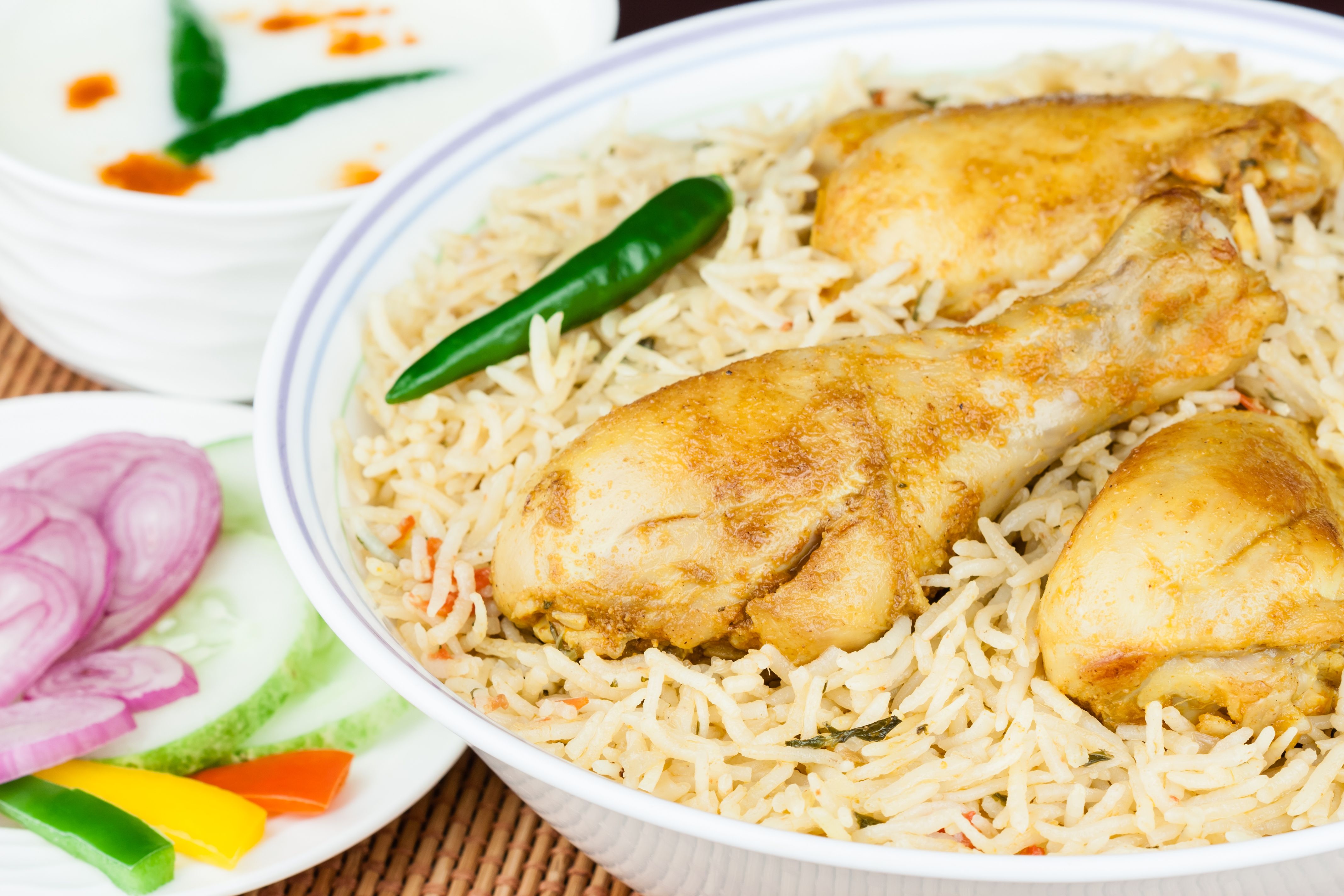 Рецепт куриных голеней с рисом, запеченным в духовке.